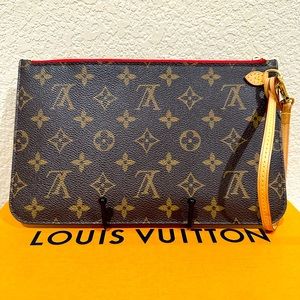 AUTHENTIC LOUIS VUITTON Monogram
Neverfull MM Pouch